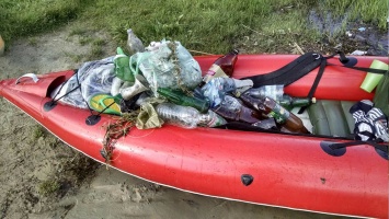 В Энергодаре мусор на берегу водохранилища убирали на байдарках