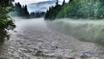 Река Черемош разрушает еще одну дамбу - может снова затопить несколько сел