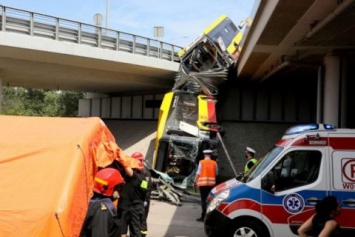 В Варшаве с моста упал автобус с пассажирами, есть погибшие и раненые