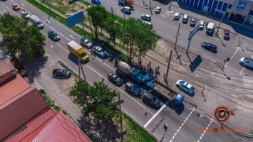 В Днепре на Рабочей Таврию зажало между грузовиком и бетономешалкой: видео момента