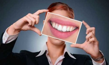Стоматологи рассказали, чем опасно для здоровья отбеливание зубов