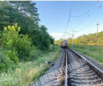 В Днепре поезд сбил коляску с полуторагодовалой девочкой: подробности (фото)