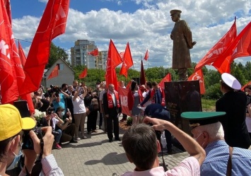 Под Нижним Новгородом открыли памятник палачу и диктору Сталину (фото)