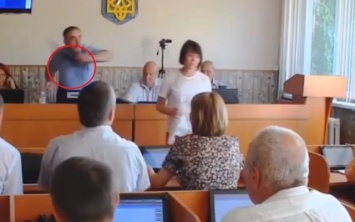 Мэру Каховки прямо на сессии вручили трусы - видео