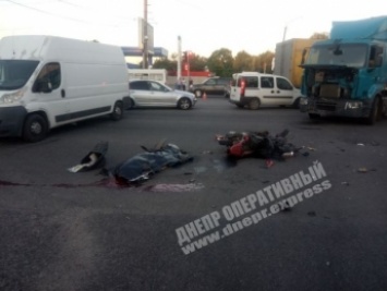 В Днепре на Слобожанском проспекте мотоциклист врезался в фуру: водитель погиб, пассажира забрала скорая (фото)