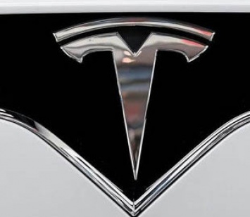 Автопилот Tesla теперь распознает сигналы светофора