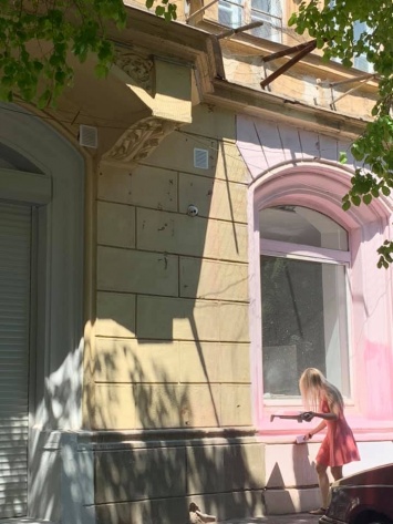 В Днепре обнаружили очередной гламурный креатив на фасаде исторического здания