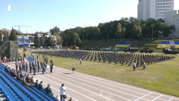На одном из стадионов Харькова провели выпуск офицеров. Родственники наблюдали из-за забора (фото)
