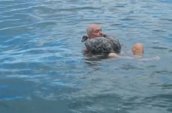 Спасительные 3 хлопка: моряк показал прием, который поможет не утонуть. ВИДЕО