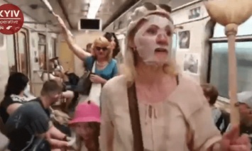 В метро в Киеве женщины убеждали пассажиров, что коронавируса не существует (видео)