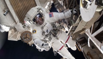 Астронавты NASA вышли из МКС на "космическую прогулку"