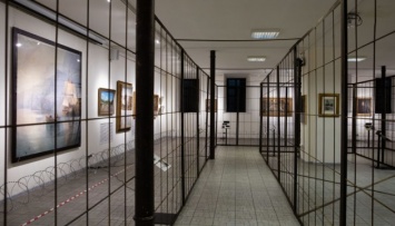ГБР пыталось попасть на "зарешеченную" выставку картин из коллекции Порошенко