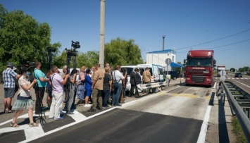 Зеленский посмотрел, как работают "весы" для грузовиков на Херсонщине