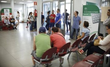 Испания начала выплату универсального базового дохода 2,3 млн гражданам