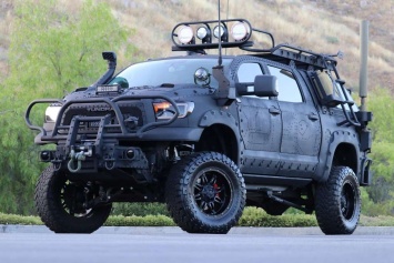 Серьезно доработанный пикап Toyota Tundra подготовили к зомби-апокалипсису (ФОТО)
