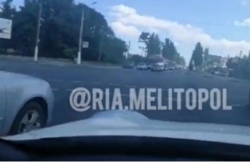 В Мелитополе в километровых пробках водители бьют автомобили ( видео)