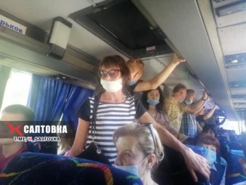 Пассажир на пассажире: харьковские перевозчики "забыли" о карантине - соцсети (фото)