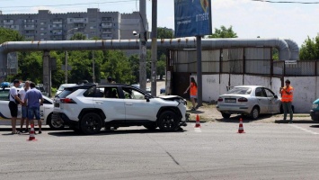 В Днепре на Калиновой Daewoo столкнулся с Toyota и врезался в забор: 4-летнего ребенка забрала скорая