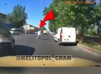 В Мелитополе пешеход бросалась под машины (видео)