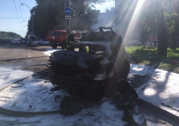 В Киеве сгорел дотла автомобиль, фото