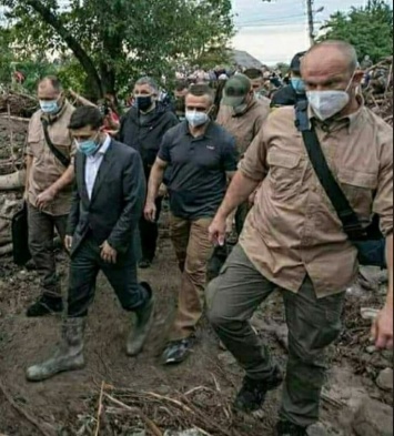 "Сапоги! Сапоги президенту!": на Прикарпатье мужчина отдал Зеленскому свои резиновые сапоги (ФОТО)
