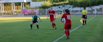 В Запорожье состоялся интересный матч женских футбольных команд - фото