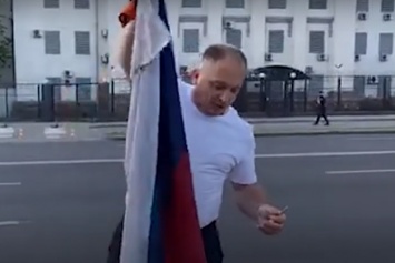В Киеве сожгли флаг около российского посольства (фото)
