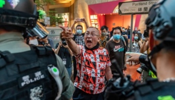 Слезоточивый газ и аресты - в Гонконге снова протестуют