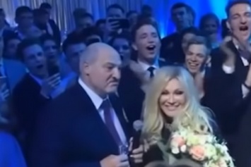Лукашенко потанцевал с выпускниками вузов под Повалий