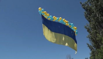 В сторону оккупированного Донецка запустили 15-метровый флаг Украины