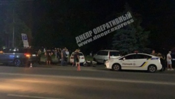 В Днепре на Сичеславской Набережной мотоциклист влетел в припаркованный автомобиль: фото
