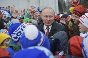 Минтруд объяснил выплату обещанных Путиным пособий в день голосования