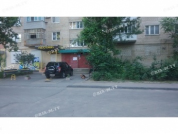 Блеск и нищета Мелитополя: рядом с элитным внедорожником устроился спать бездомный (фото)