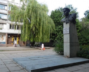 Днепряне возмущены соседством наливайки с памятником Борису Кротову