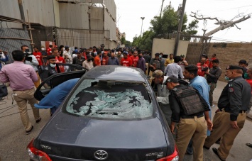 В Пакистане боевики напали на фондовую биржу, погибли 10 человек (фото)