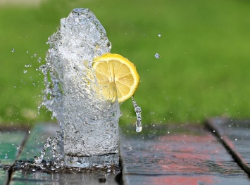 В Роспотребнадзоре посоветовали меньше напрягаться и пить больше воды