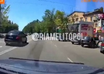 В Мелитополе таксист-беспердельщик ездит по встречке с пассажирами (видео)