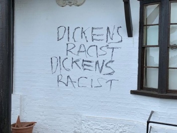 В Британии на стене музея Диккенса написали слово "расист". Фото