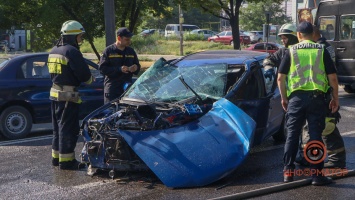 В Днепре на Космической лоб в лоб столкнулись BMW и Mazda: от удара один из водителей вылетел из машины