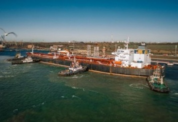 «Укртранснафта» начала разгрузку пятого танкера с нефтью для Беларуси