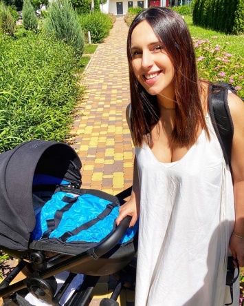 В нежном платье с глубоким декольте: Джамала вышла на прогулку с новорожденным сыном