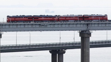 По Крымскому мосту пошли грузовые поезда