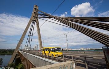 На Северном мосту в Киеве авария парализовала движение транспорта
