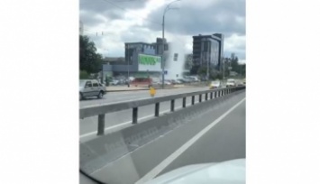 Столб воды поднялся над авто: в Киеве посреди парковки забил "гейзер", видео