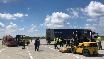 Во Львов прилетел самолет с гуманитарной помощью для спасателей Ивано-Франковской области