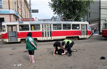 В Киеве патрульные "скрутили" мужчину за нарушение правил проезда в трамвае (фото)