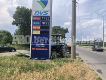 На Запорожском курорте трактор въехал в рекламный щит: водитель госпитализирован (фото)