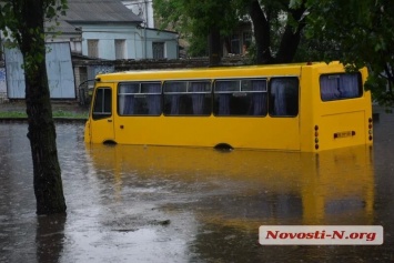 Спасатели вызволили маршрутку, «затонувшую» в центре Николаева (ФОТО, ВИДЕО)