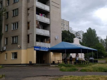 В Запорожье демонтировали летнюю площадку кафе с сомнительной репутацией, на которое пожаловались горожане (ФОТО)