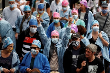Французские медики протестуют: "Вчера - герои, сегодня забыты"